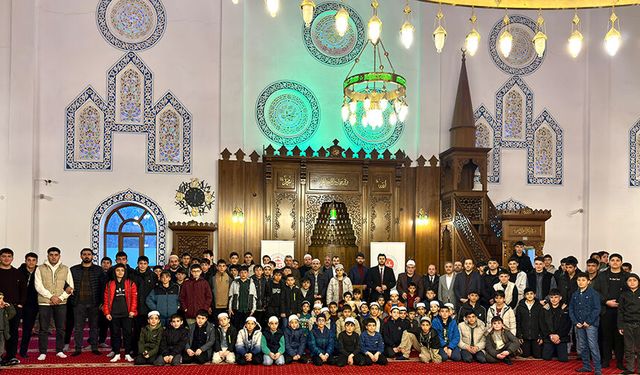 İpekyolu'nda gençler camide ramazan sevinci yaşadı