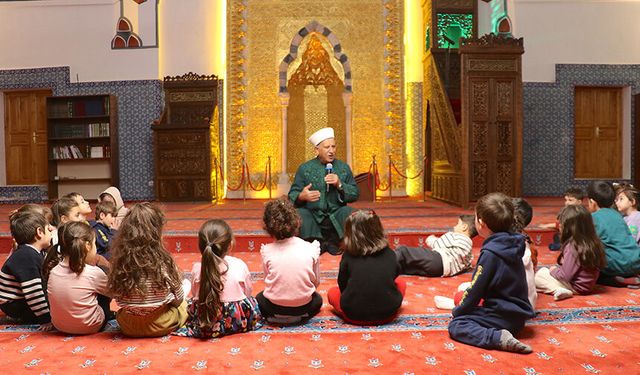 Van'da tarihin izlerini taşıyan cami öğrencileri ağırlıyor