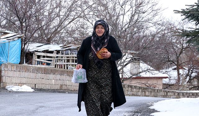 Gönüllü kadınlar yaşlı, engelli ve ihtiyaç sahiplerinin iftarlıklarını hazırlıyor