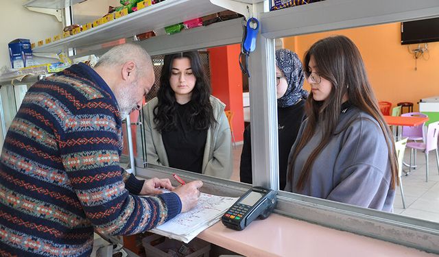 Kütahya’da "zimem defteri" geleneğiyle öğrenciler borçları sildi, erzak dağıttı