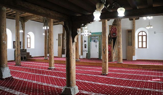 Isparta'da 8 asırlık Afşar Cami zamana direniyor