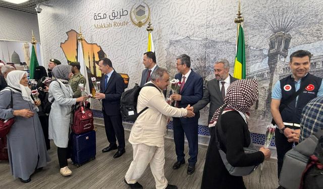 İlk hacı kafileleri Medine-i Münevvere’de güllerle karşılandı