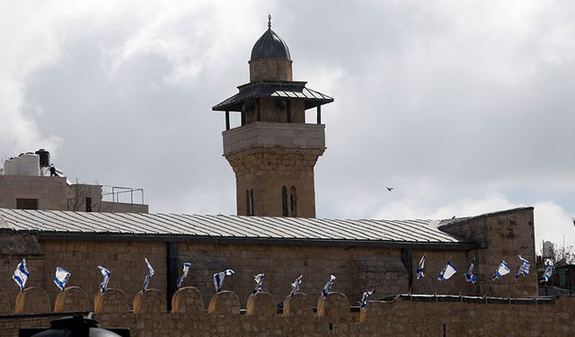 Harem-i İbrahim Camii'ne işgalci bayrakları astılar