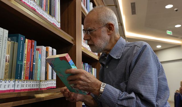 "Kitap kurdu" 76 yaşındaki emekli terzi gençlere örnek oluyor