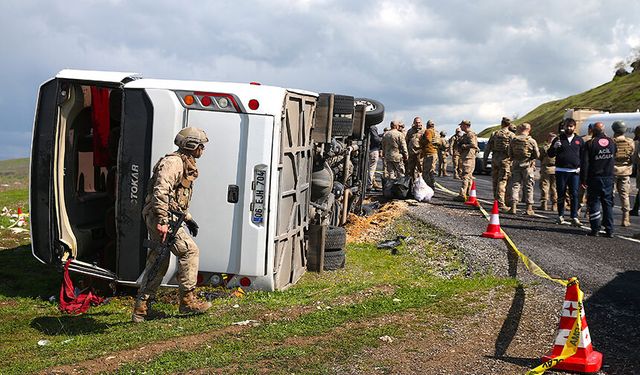 Diyarbakır'da midibüs devrildi