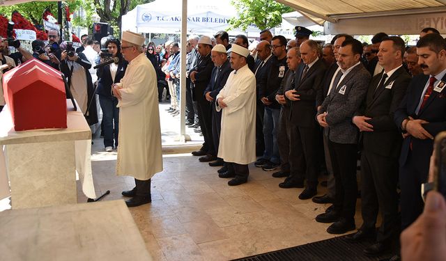 İzmir'de trafik kazasında şehit olan polis memuru Manisa'da ebediyete uğurlandı