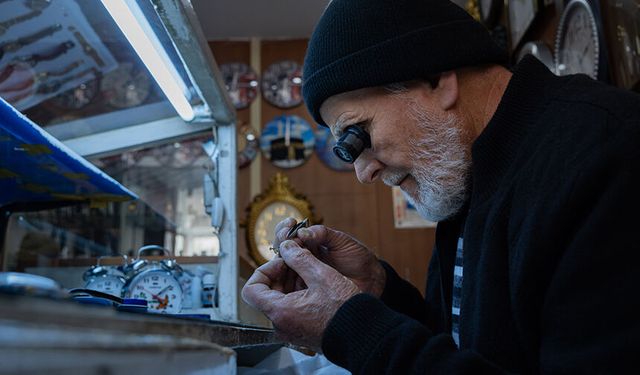 Yarım asrı aşkın süredir saat tamiri yapıyor