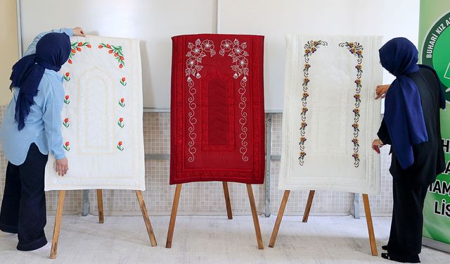 Türk İslam motiflerini işledikleri seccadelerin gelirini Gazze'ye gönderecekler