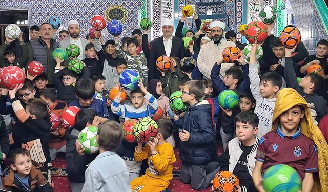 Ortahisar'da camiye gelen çocuklar ödüllendirildi