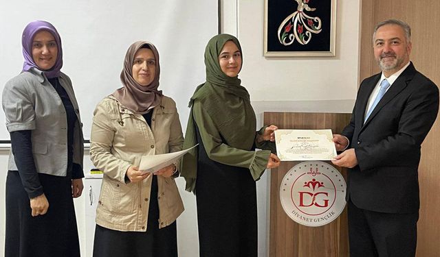 İslami İlimler Akademisinde belge töreni