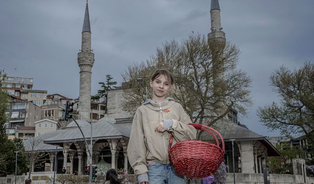 12 yaşındaki kız sırtında taşıdığı iyiliklerle hayatlara dokunuyor
