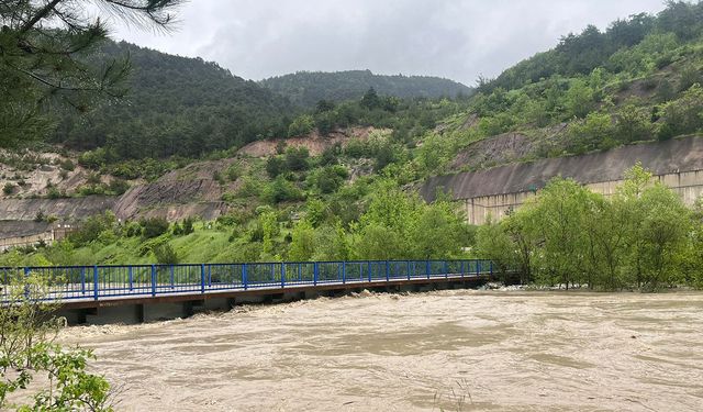 Tokat’ta debisi yükselen Kelkit Çayı üzerindeki Yeşilçam Köprüsü ulaşıma kapatıldı