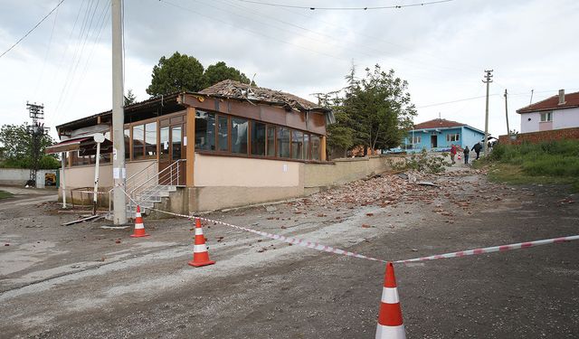 Eskişehir'de yıldırım isabet eden caminin minaresi yıkıldı