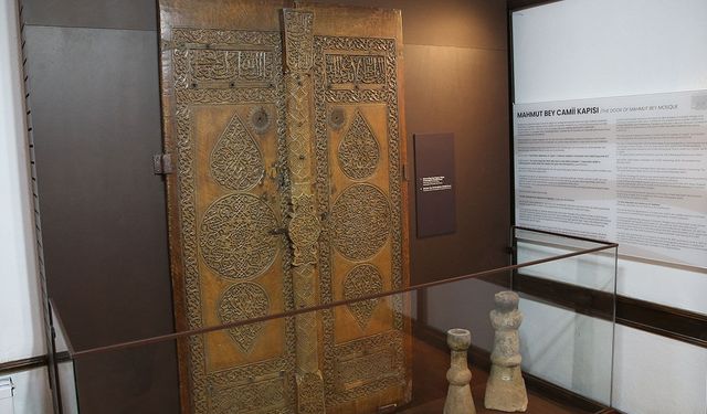 UNESCO Dünya Mirası Listesi'ndeki 660 yıllık caminin kapısı müzede sergileniyor
