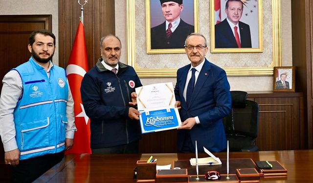 Malatya Valisi Yavuz, kurbanını TDV'ye emanet etti