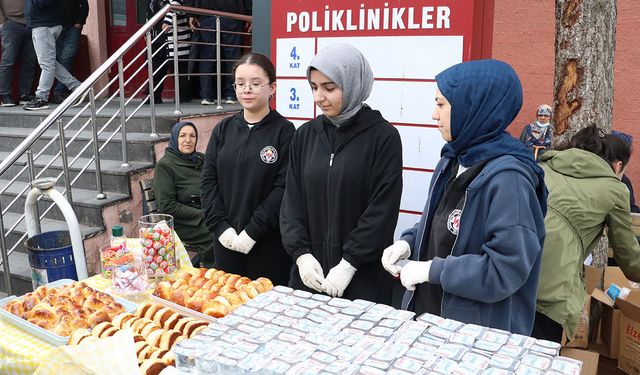 Kayseri'de lise öğrencileri hastane önünde hasta ve yakınlarına ikramda bulundu