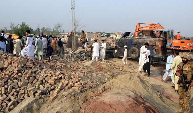Pakistan'da düzenlenen intihar saldırısında 15 polis hayatını kaybetti