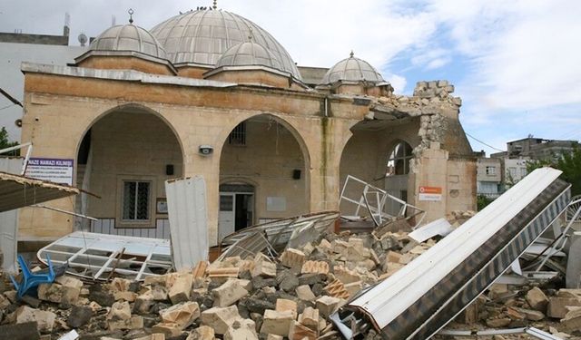 Şanlıurfa'da fırtına minare yıktı