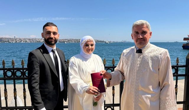 Beyoğlu'nda çiftler müftülükte dünya evine girdi