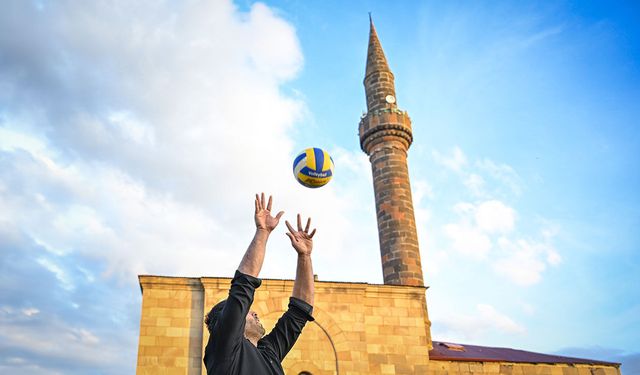 Köylüler, cami avlusunda sporla günün yorgunluğunu atıyor