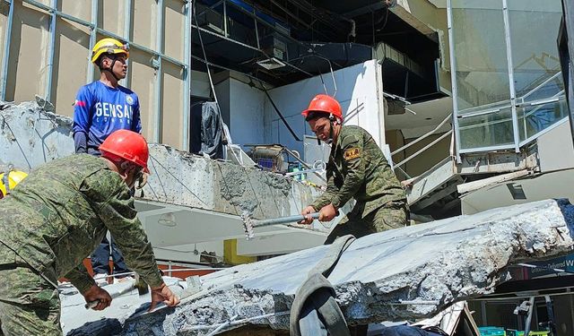 Filipinler'de 7,8 büyüklüğünde deprem meydana geldi
