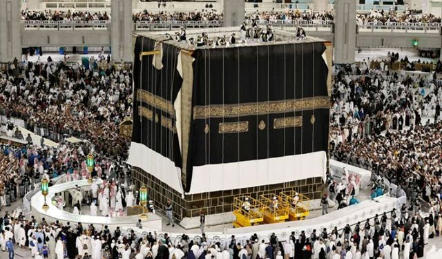 Kabe'nin örtüsünü yenilendi