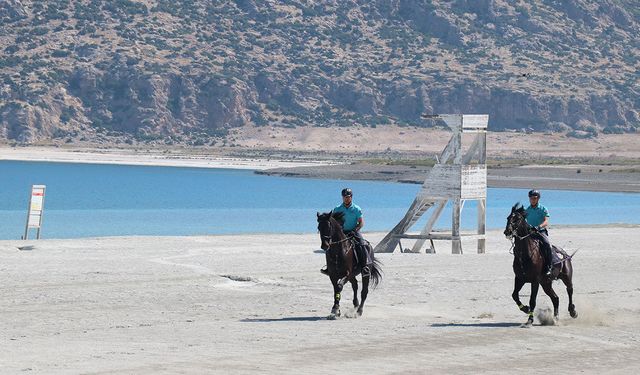 Salda Gölü'nde atlı jandarma ekibi göreve başladı