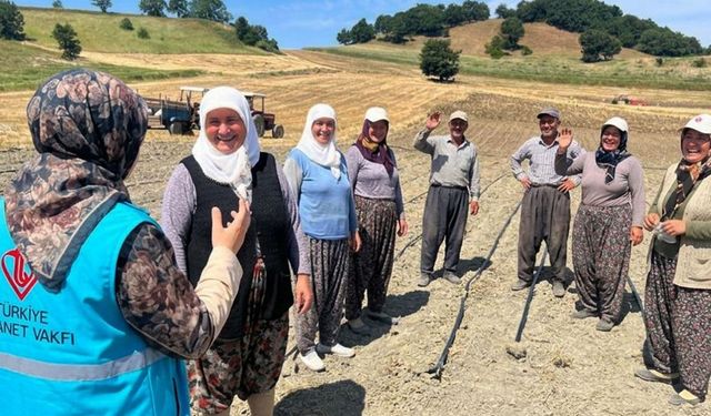 Sındırgı'da tarlada çalışan kadınlara manevi destek