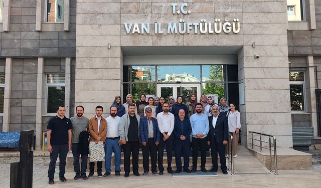 Van’da Umre Ödüllü Gençlik Bilgi Yarışmasında dereceye girenler ödüllendirildi