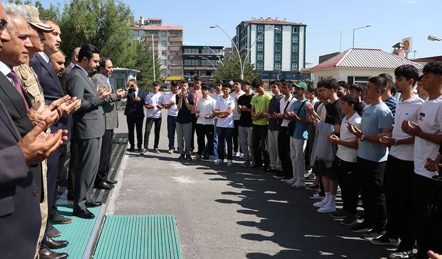 Ağrı'da gençler dualarla uğurlandı