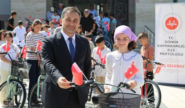 Gönen'de 70 öğrenciye bisiklet hediye edildi
