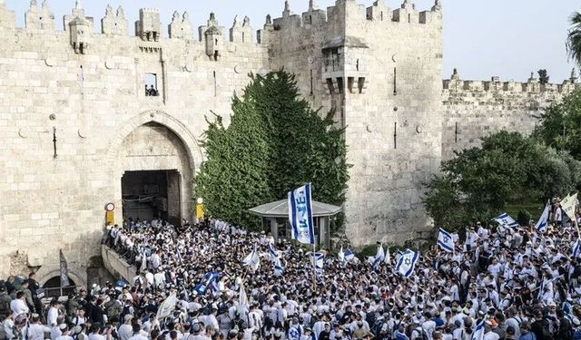 Binlerce işgalci Mescid-i Aksa'yı bastı