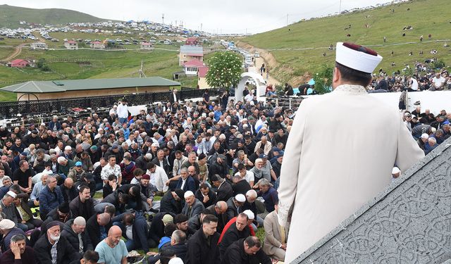 1800 rakımda cuma kıldılar