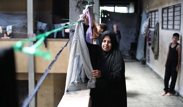 Gazze'deki okullar, evleri yıkılan Filistinlilerin barınma merkezi olmaya devam ediyor