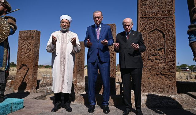 Ahlat'ta şehitler dualarla anıldı