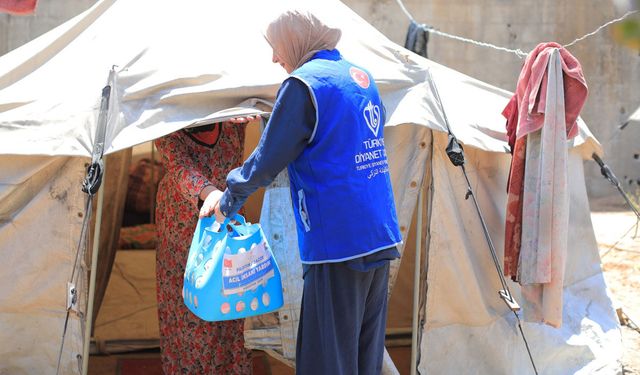 TDV, Gazze'de yerinden edilmiş ailelere 5 bin hijyen paketi dağıttı
