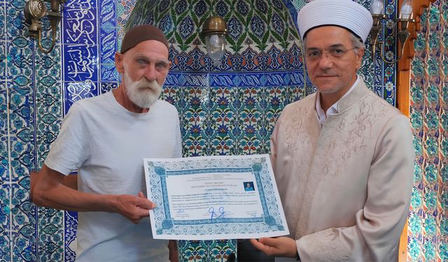 75 yaşında Müslüman oldu