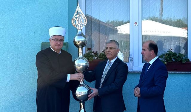 Hırvatistan Maljevac Camisi’nin Minaresine Alem Takıldı