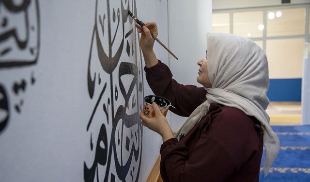 Kadınlar hat sanatını cami ve mescit duvarlarına taşıdı