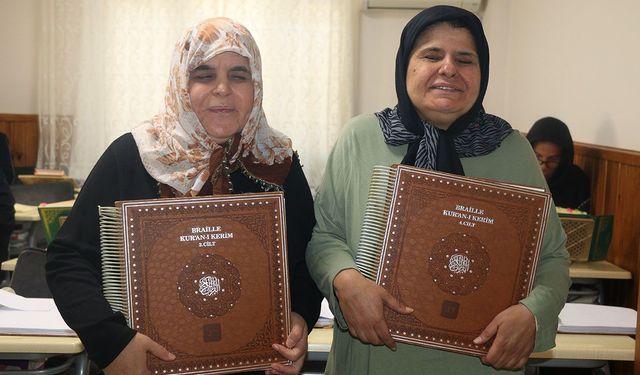 Görme engelli kardeşler, parmak uçlarıyla Kur'an-ı Kerim'i birçok kez hatmetti