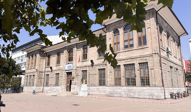 Taş binada başlayan eğitim 100 yıldır sürüyor
