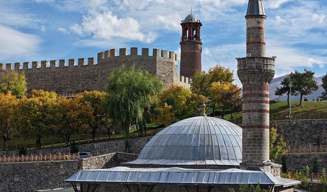 Erzurum'un 325 yıllık manevi mirası Kurşunlu Cami ve Medresesi yenileniyor