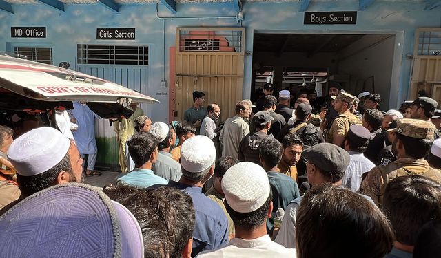 Pakistan'da okul çatısının çökmesi sonucu 17 öğrenci vefat etti