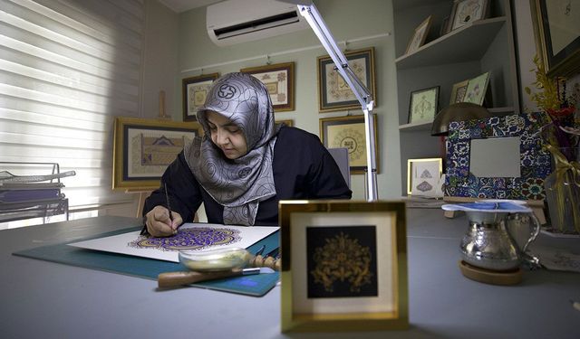 Deprem sonrası yöneldiği tezhip sanatı için atölye kurdu