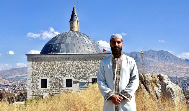 Van Kalesi'nin zirvesindeki camiden ezan sesini duyurmak için her gün binlerce adım atıyor