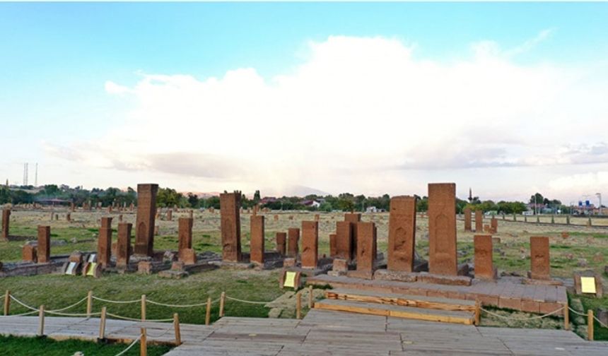 Ahlat'taki Selçuklu Meydan Mezarlığı ziyaretçilerini tarihe yolculuğa çıkarıyor
