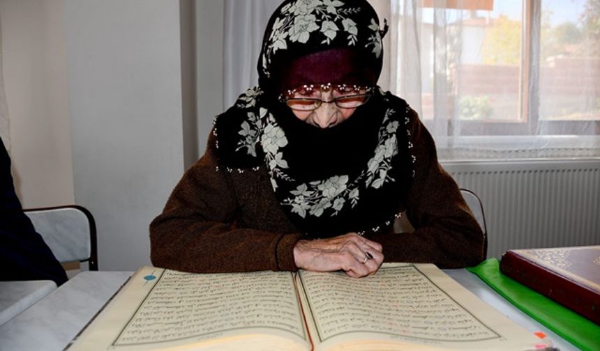 Asırlık yaşına rağmen Kur'an okumayı öğreniyor Diyanet Haber