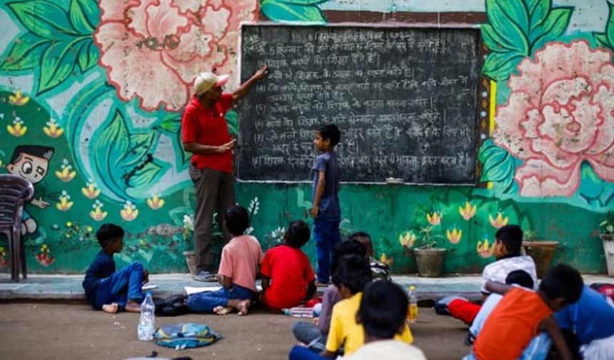 Hindistan'da köprü altından sınıfa dönüşen eğitim yuvası