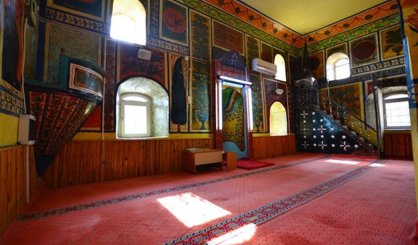Manisa Ahatlar köyünün 136 yıllık camisinin kalem işi süslemeleri göz kamaştırıyor