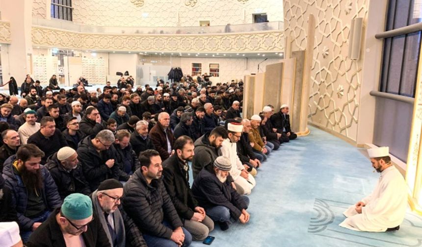 Almanya'da sabah namazında Kur'an ziyafeti